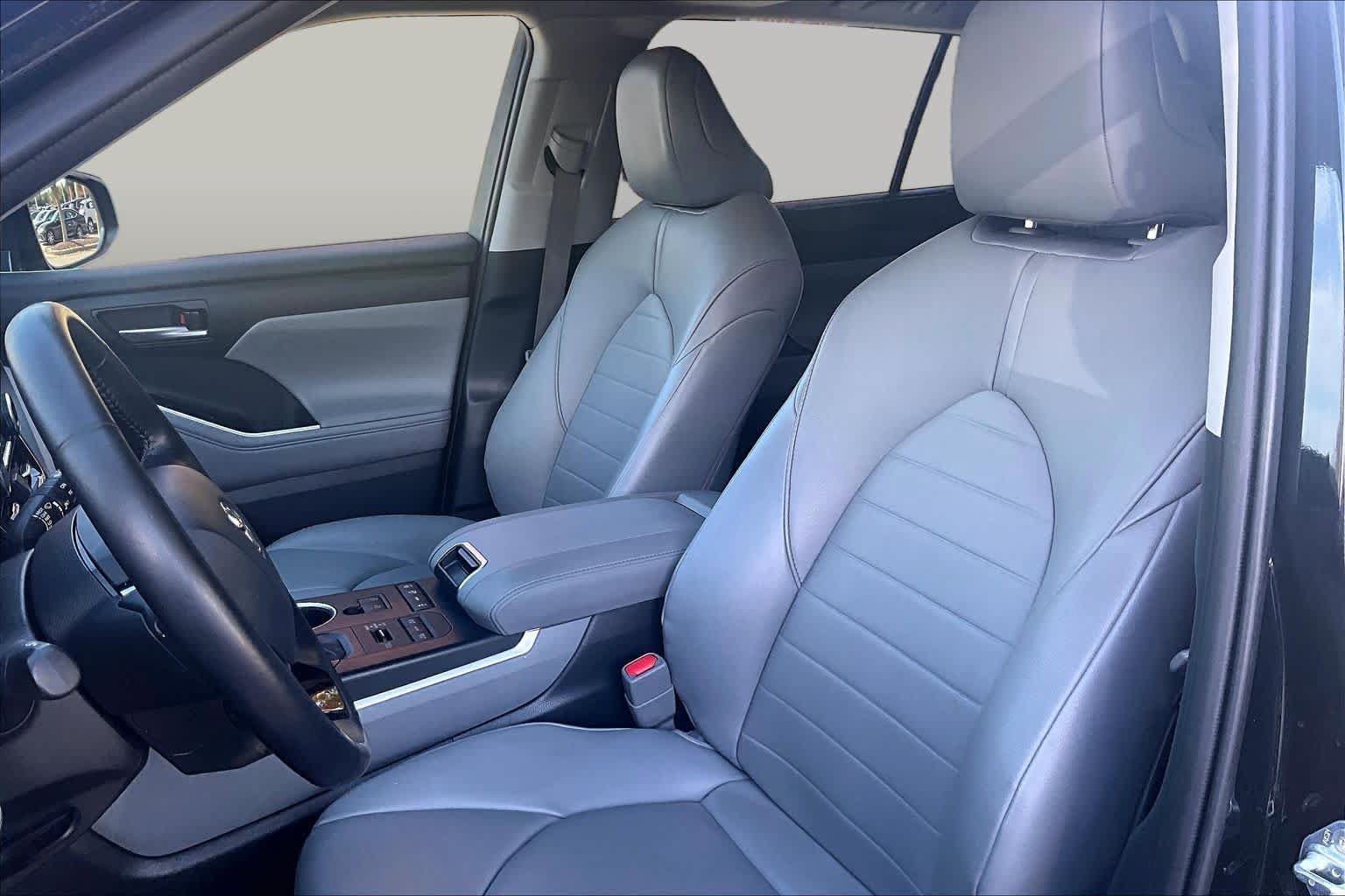 Used 2020 Toyota Highlander XLE AWD/4WD image 8