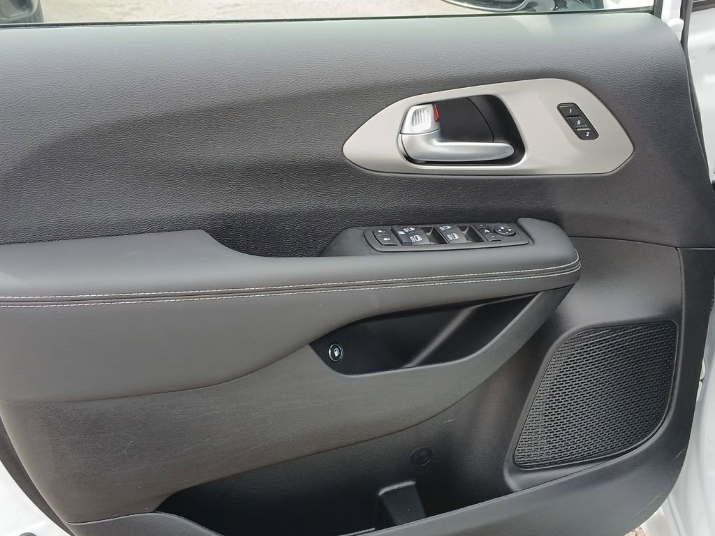 Used 2024 Chrysler Pacifica Premium image 24
