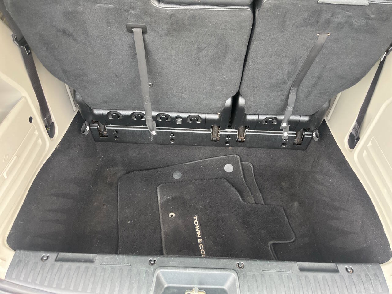 Used 2015 Chrysler Town & Country Touring FWD image 27
