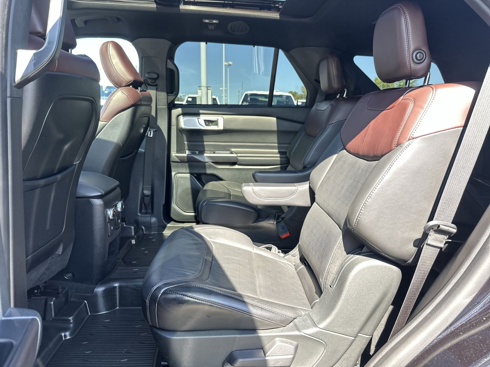 Used 2020 Ford Explorer Platinum w/ Premium Technology Package AWD/4WD image 26