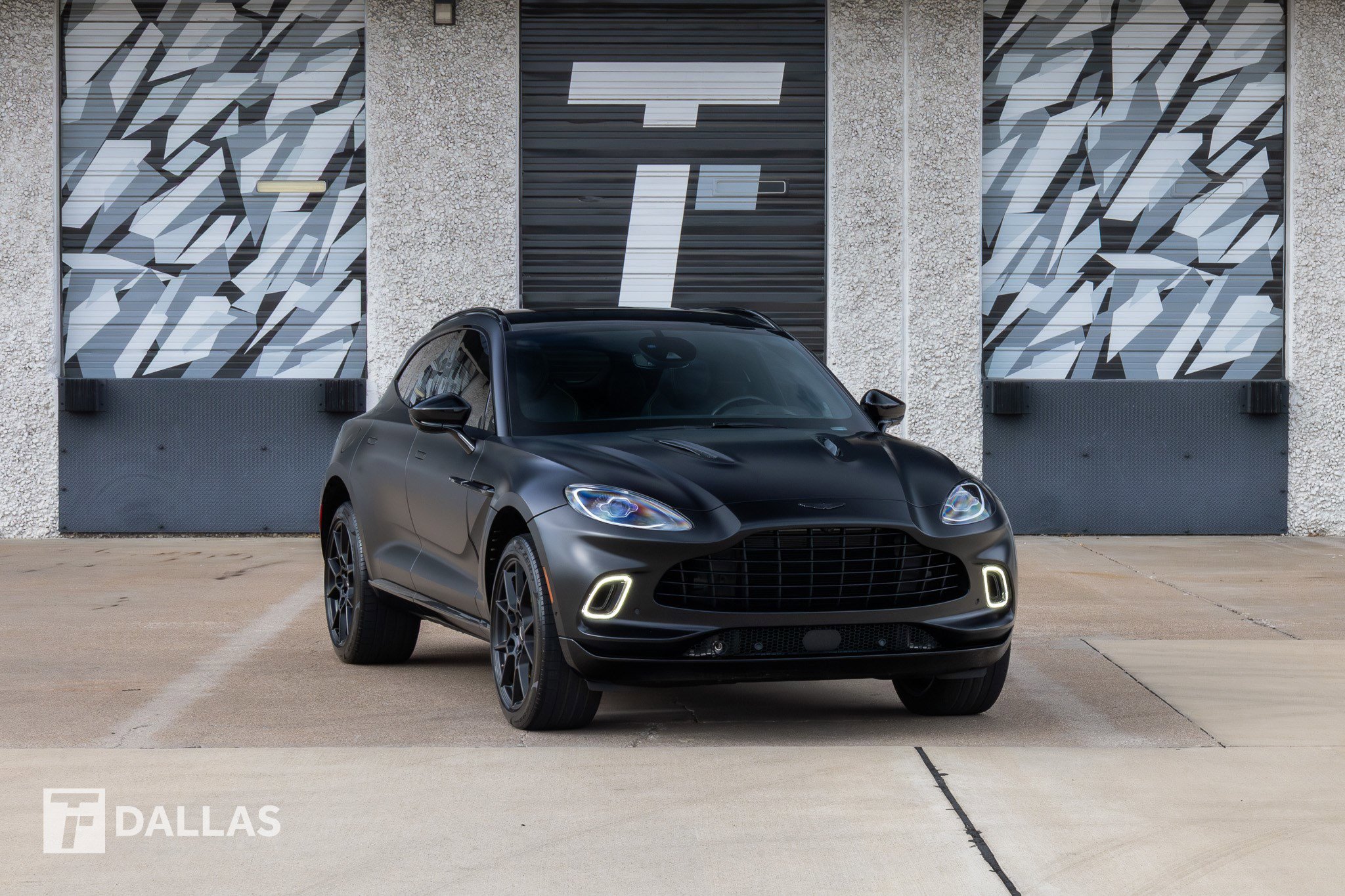 Used 2022 Aston Martin DBX image 1
