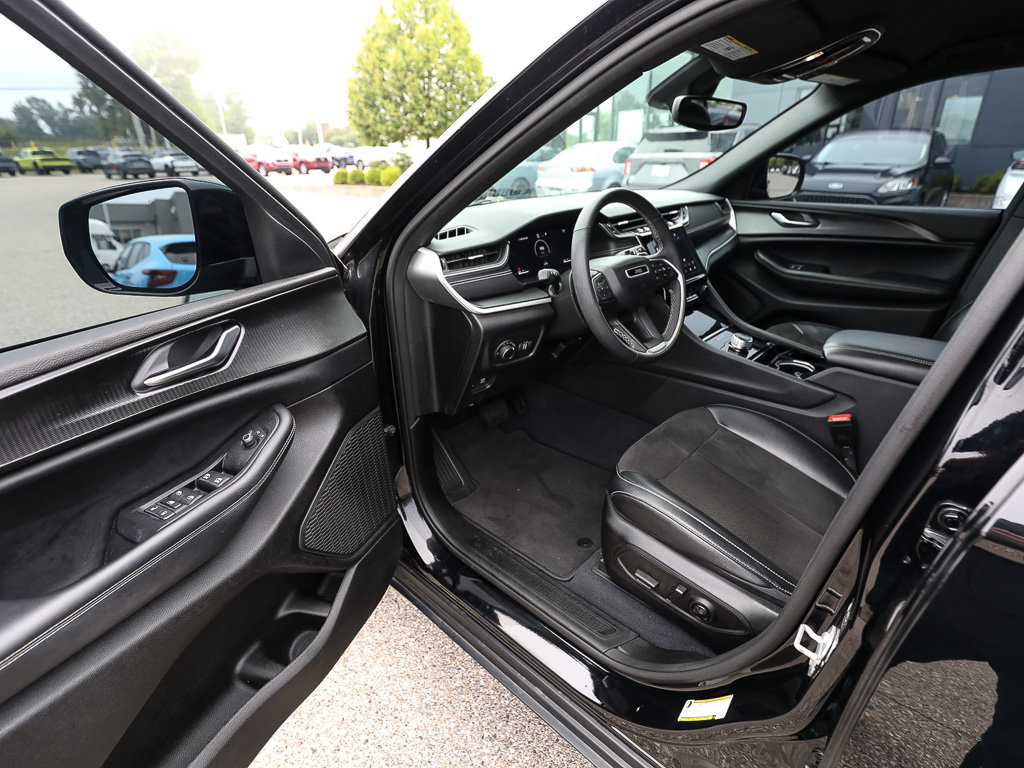 Used 2023 Jeep Grand Cherokee Altitude AWD/4WD image 11