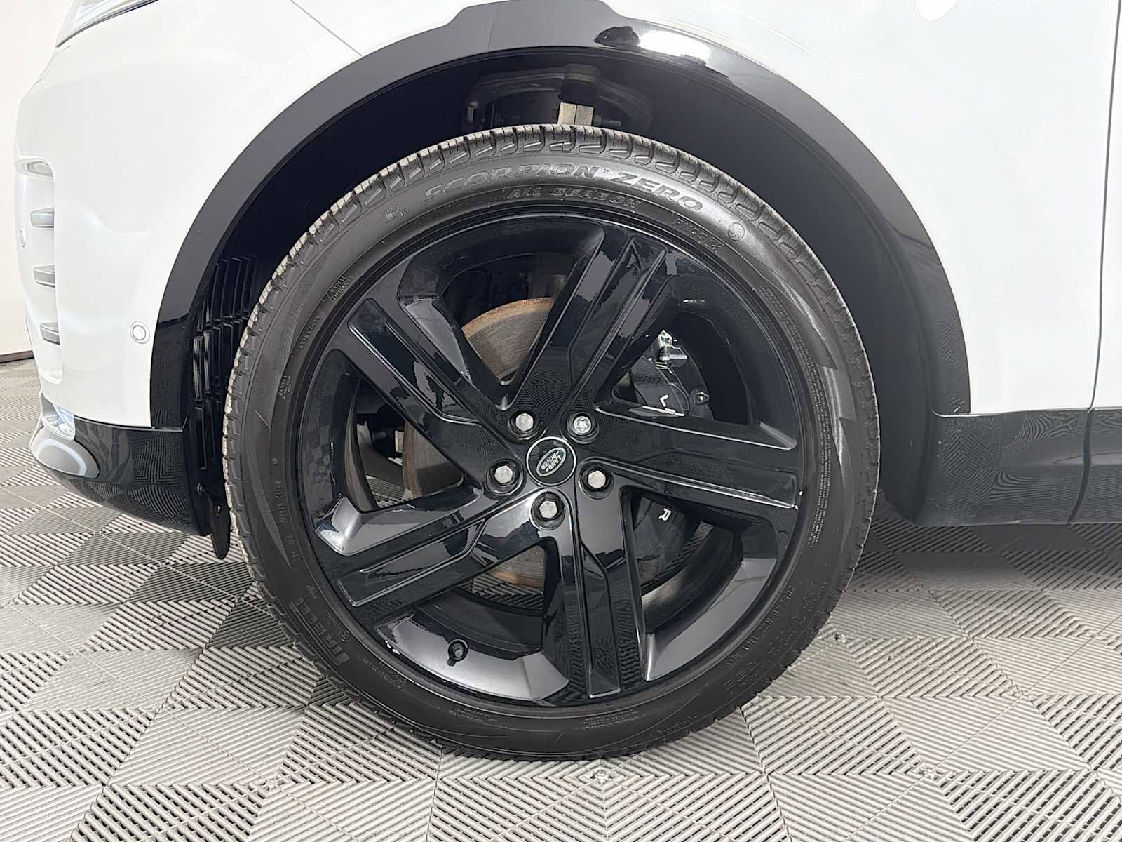 Used 2025 Land Rover Discovery Metropolitan Edition image 29