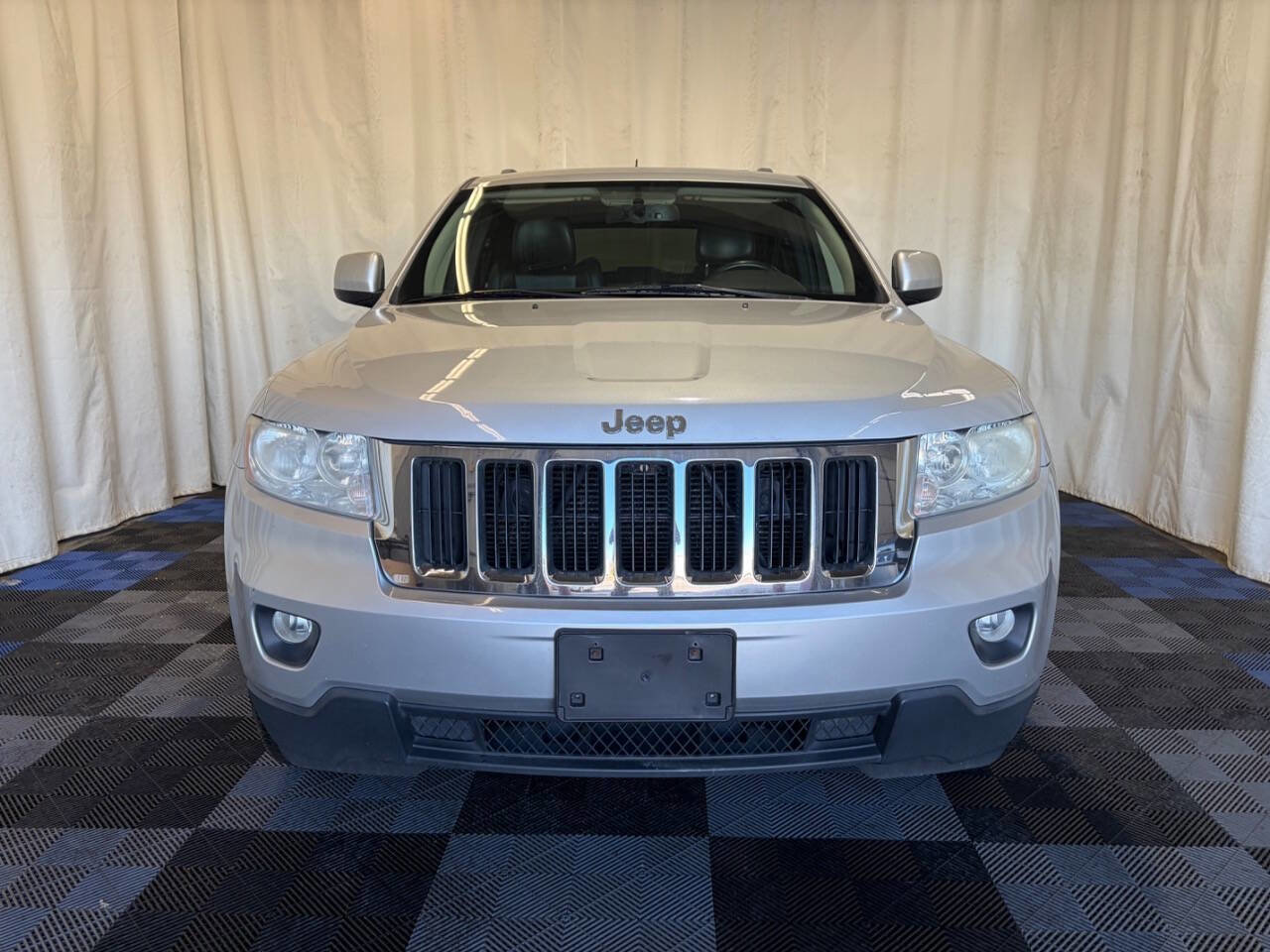 Used 2011 Jeep Grand Cherokee Laredo AWD/4WD image 4
