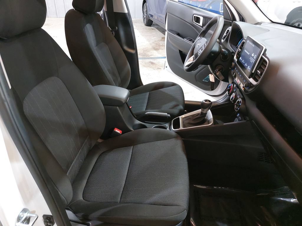 Certified 2025 Hyundai Venue SE FWD image 10