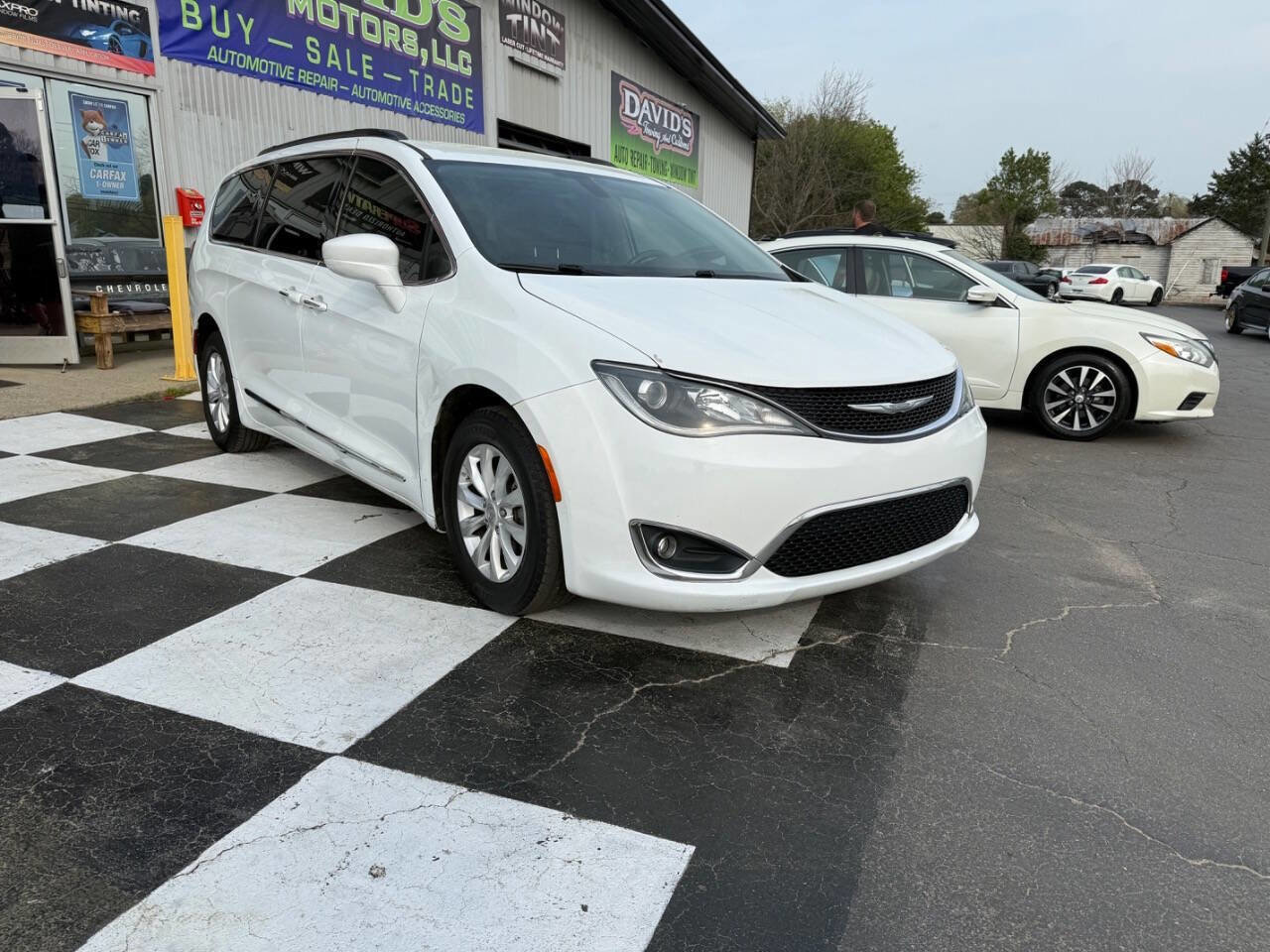 Used 2017 Chrysler Pacifica Touring-L image 3