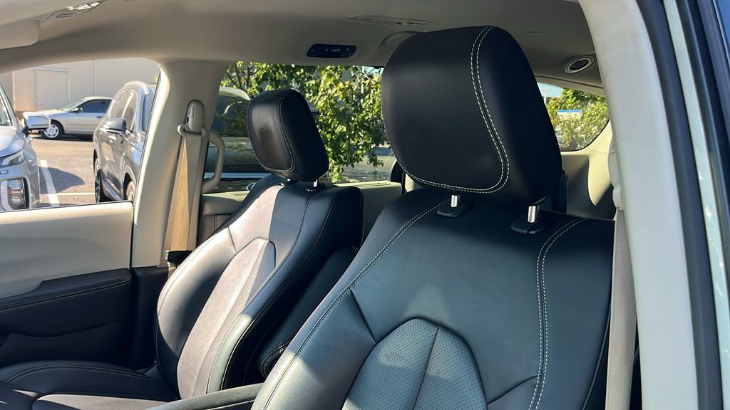 Used 2024 Chrysler Pacifica Touring-L image 9