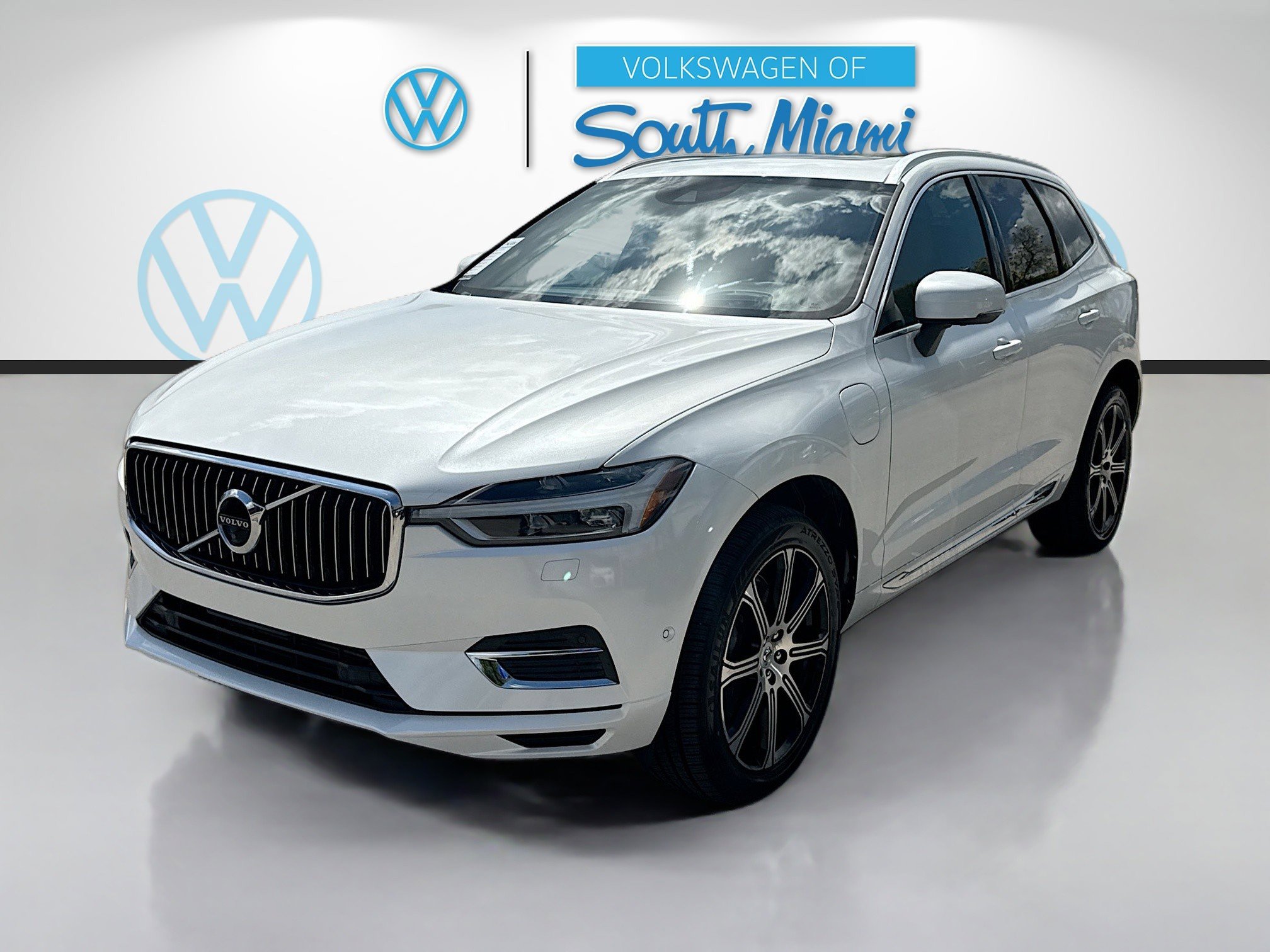 Used 2019 Volvo XC60 T8 Inscription w/ Advanced Package image 3