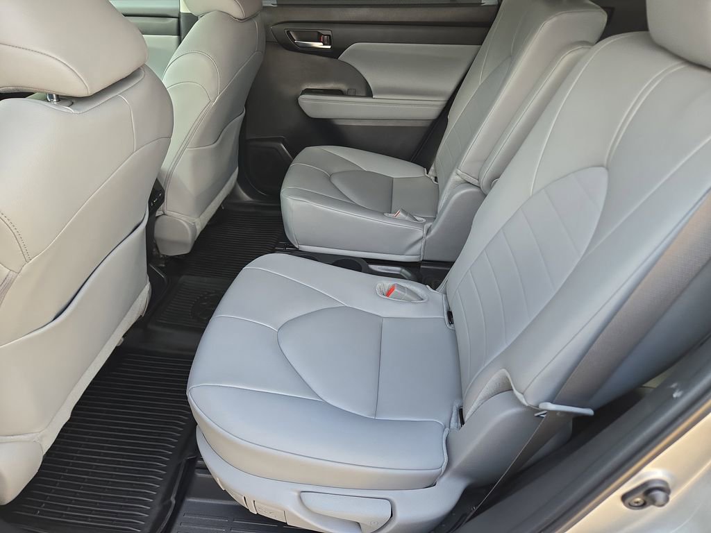 Used 2024 Toyota Highlander LE image 18