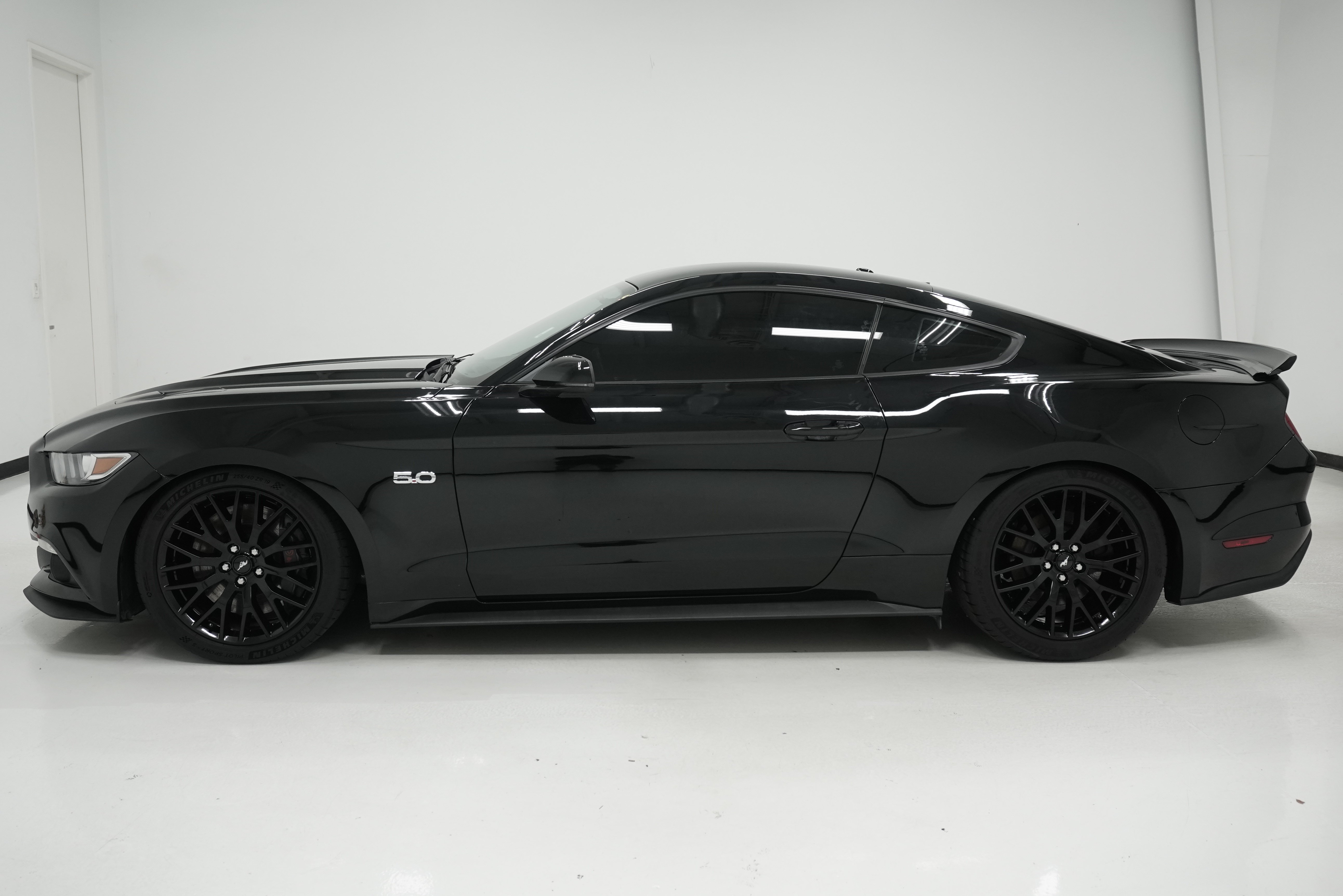 Used 2017 Ford Mustang GT Premium w/ GT Performance Package RWD image 7