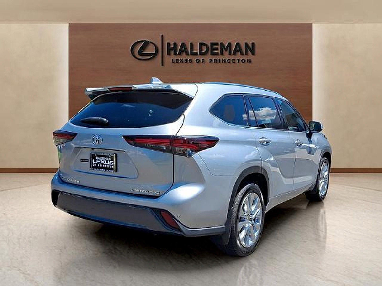Used 2024 Toyota Highlander Limited AWD/4WD image 6