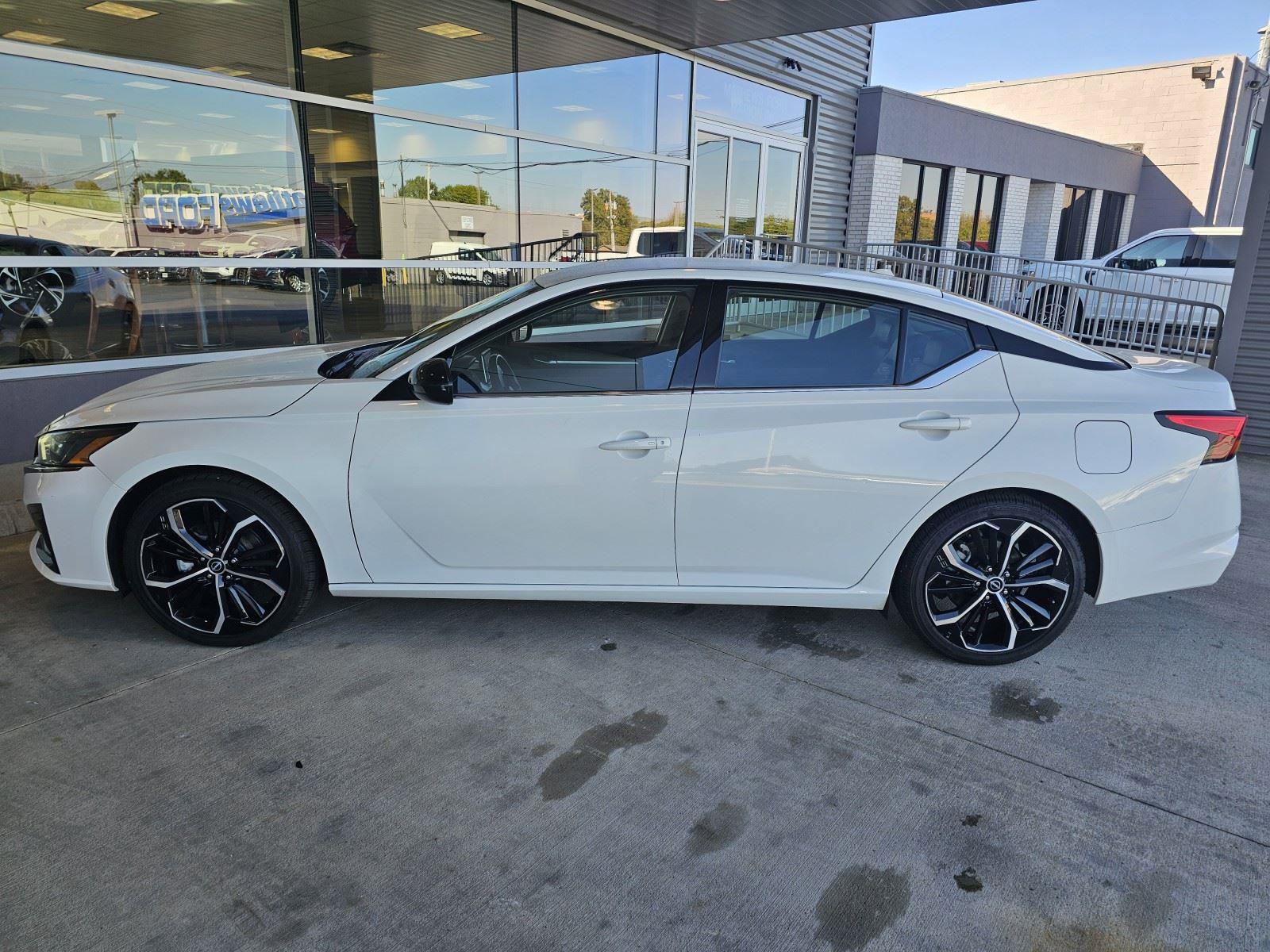 Used 2023 Nissan Altima 2.5 SR image 2