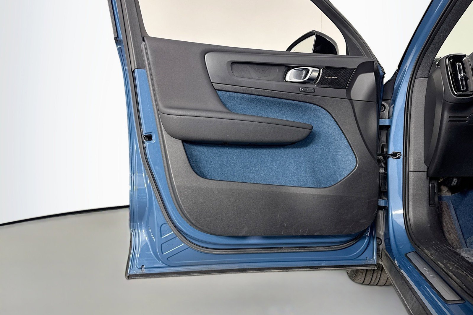 Used 2022 Volvo C40 P8 Recharge Ultimate image 20