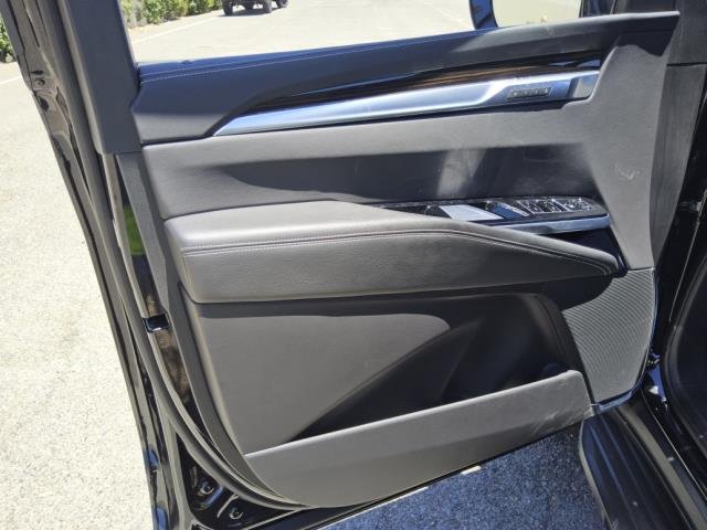 Used 2025 Cadillac Escalade ESV Luxury RWD image 6