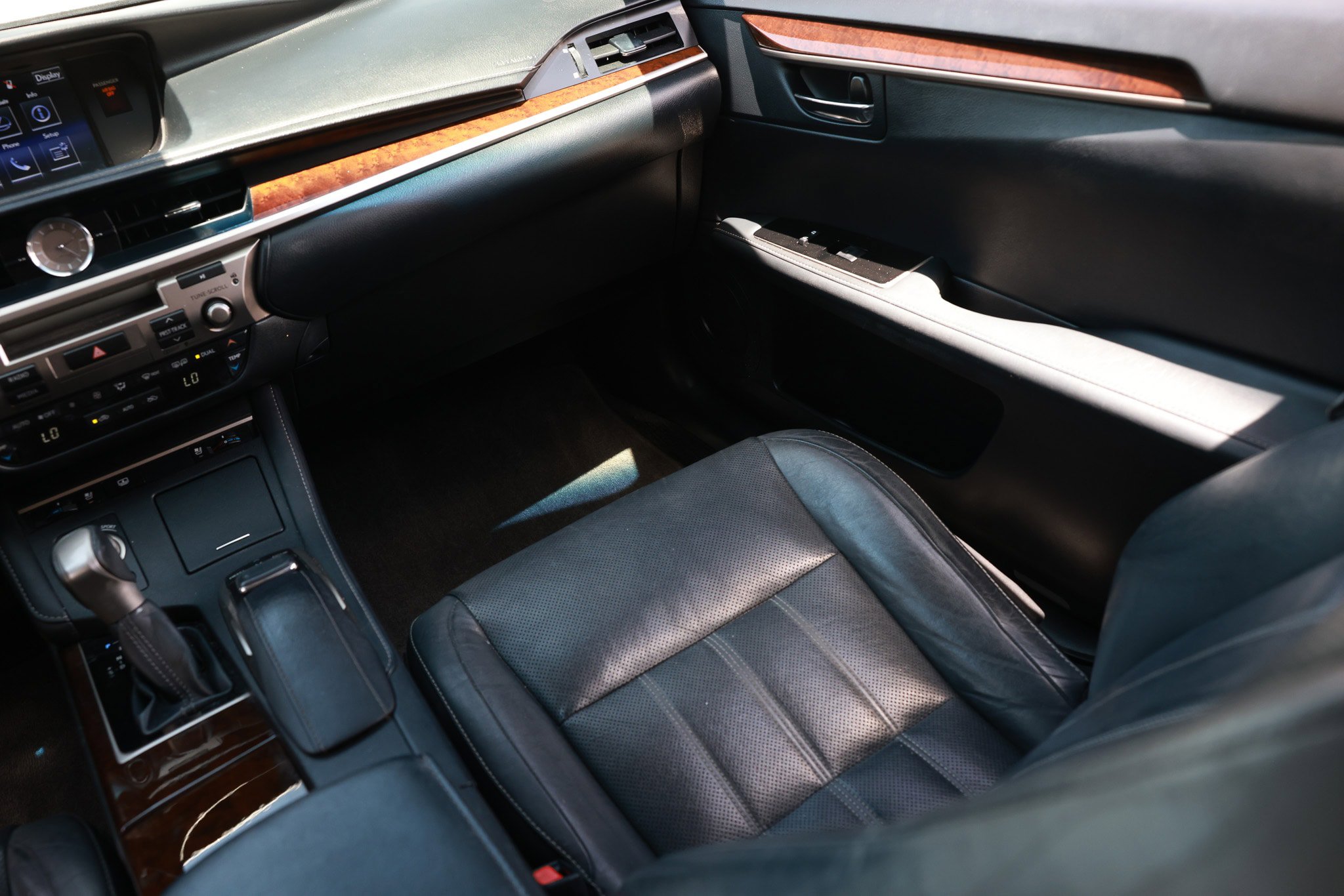Used 2016 Lexus ES 350 w/ Luxury Package w/Wood Trim FWD image 26