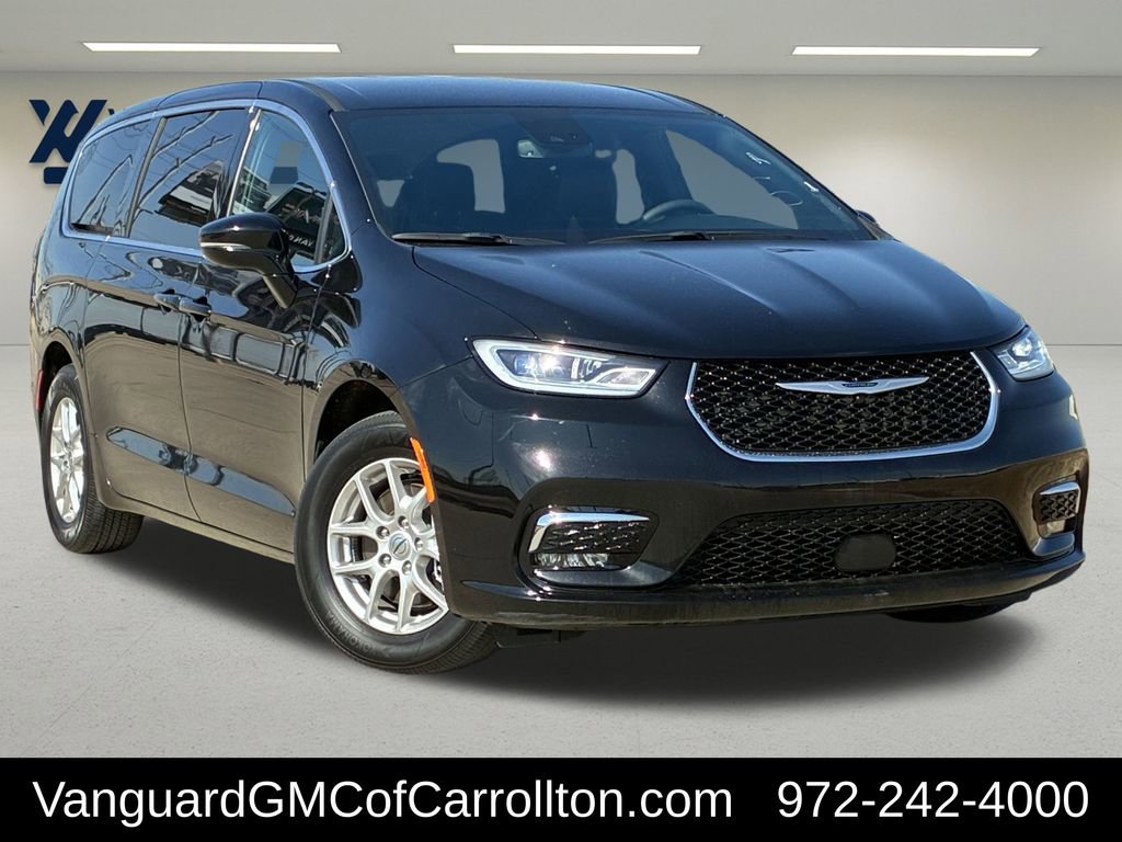 Used 2025 Chrysler Pacifica Select