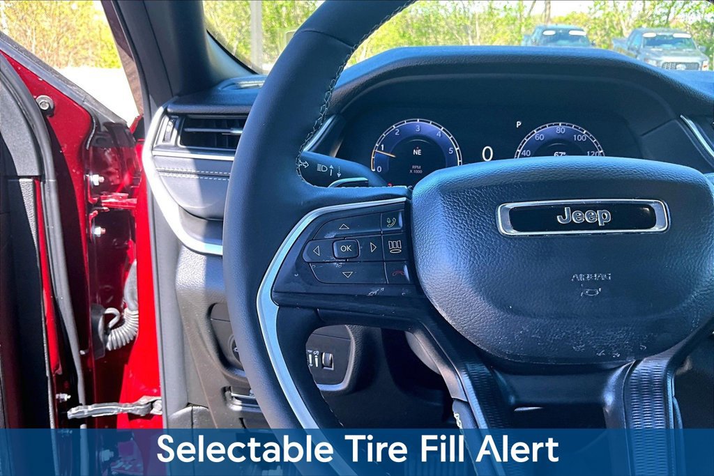 Used 2025 Jeep Grand Cherokee L Laredo AWD/4WD image 15