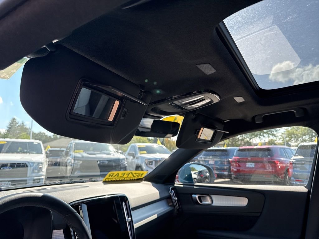 Used 2024 Volvo XC40 B5 Core image 28