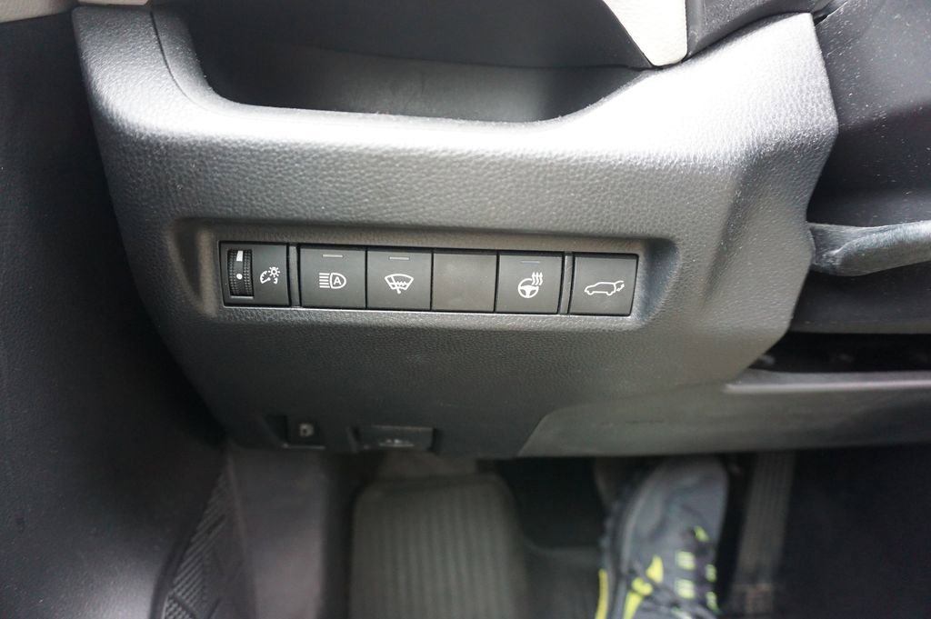 Used 2022 Toyota RAV4 XLE w/ Convenience Package image 5