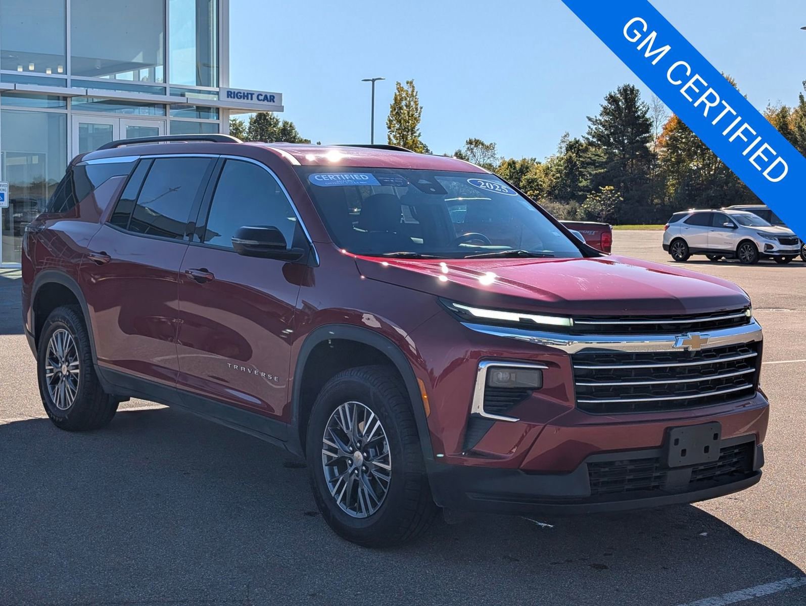 Used 2025 Chevrolet Traverse LT image 3