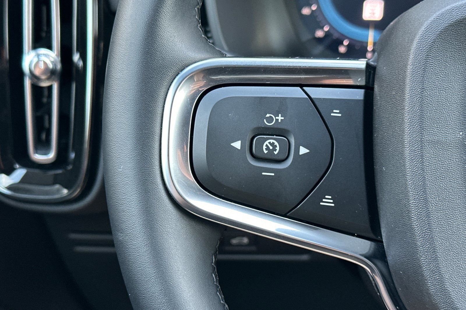 New 2025 Volvo XC40 B5 Plus image 28