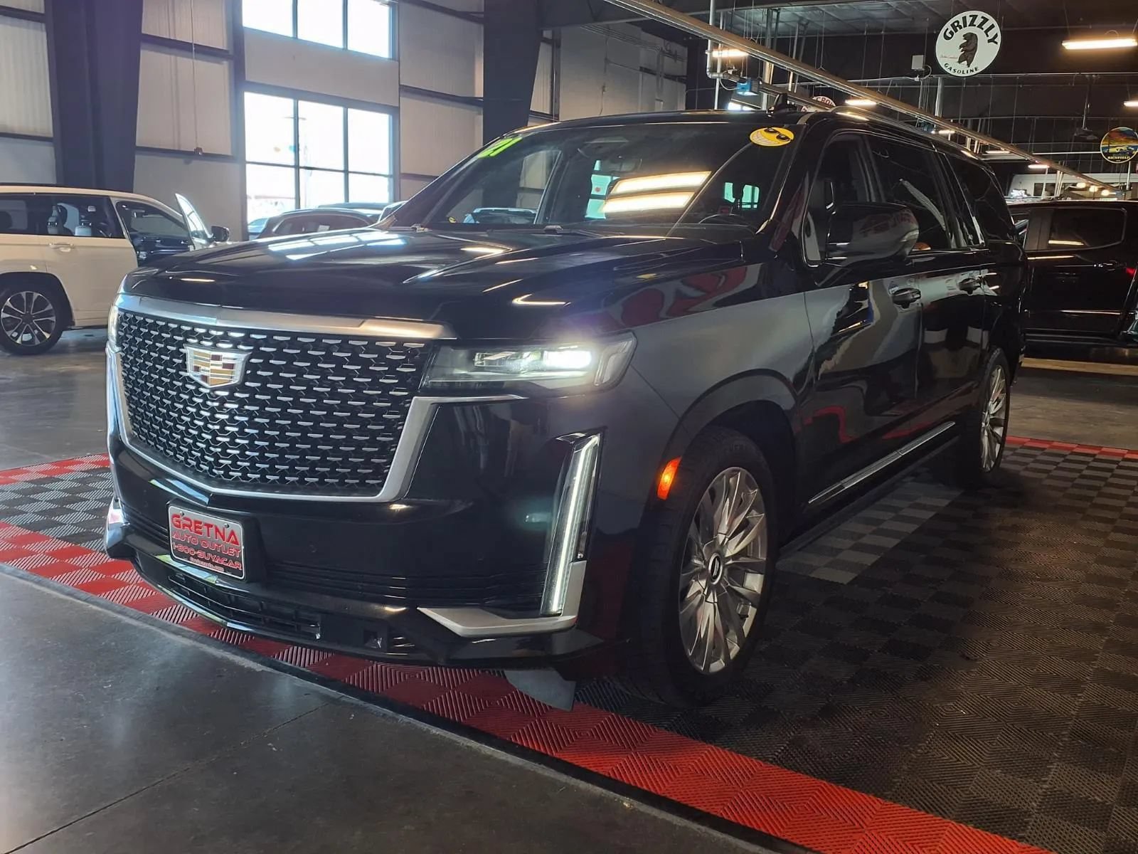 Used 2021 Cadillac Escalade ESV Premium Luxury w/ Driver Assist Tech Package AWD/4WD image 4