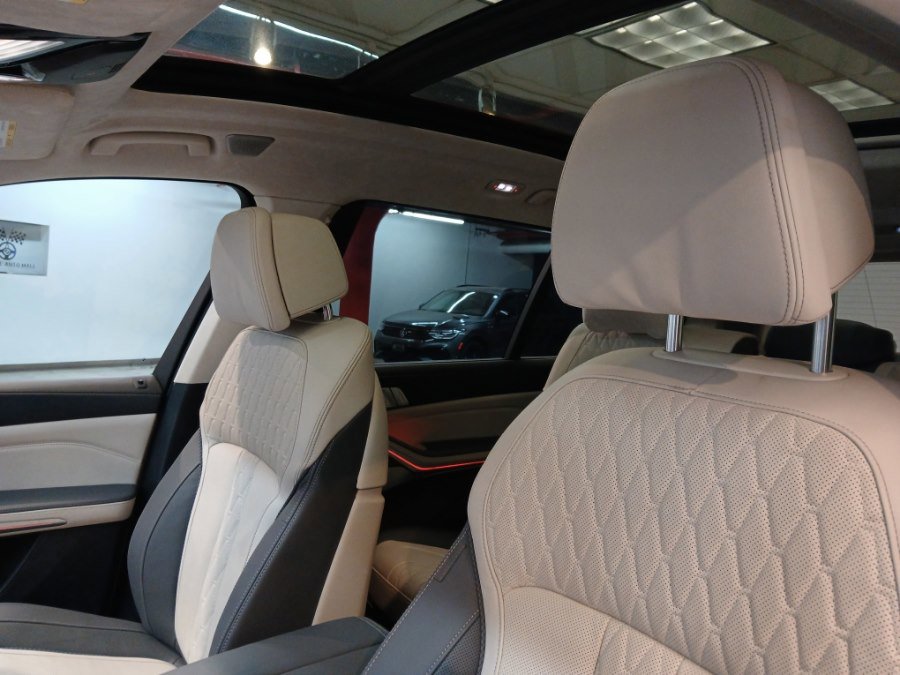 Used 2024 BMW X7 M60i w/ Executive Package image 12
