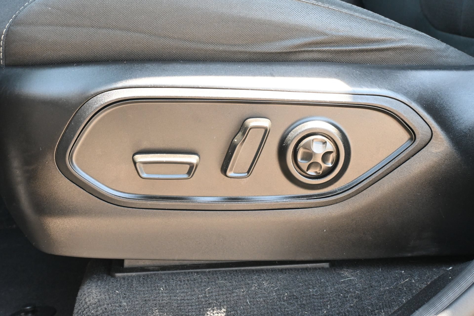 Used 2024 Jeep Grand Cherokee Laredo X RWD image 16