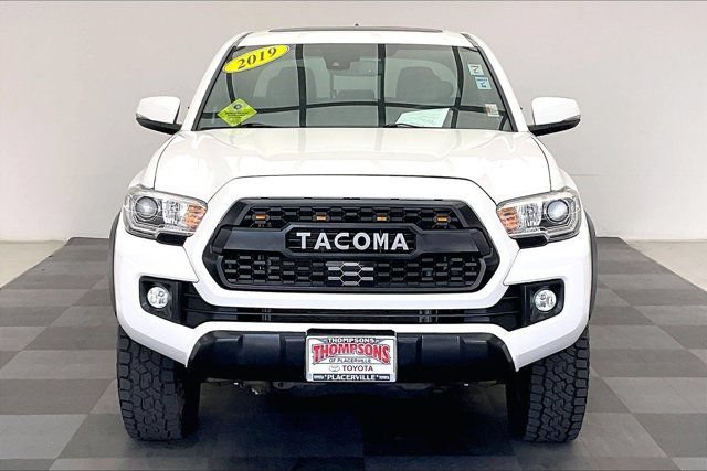 Used 2019 Toyota Tacoma TRD Off-Road w/ TRD Premium Off Road Package AWD/4WD image 2