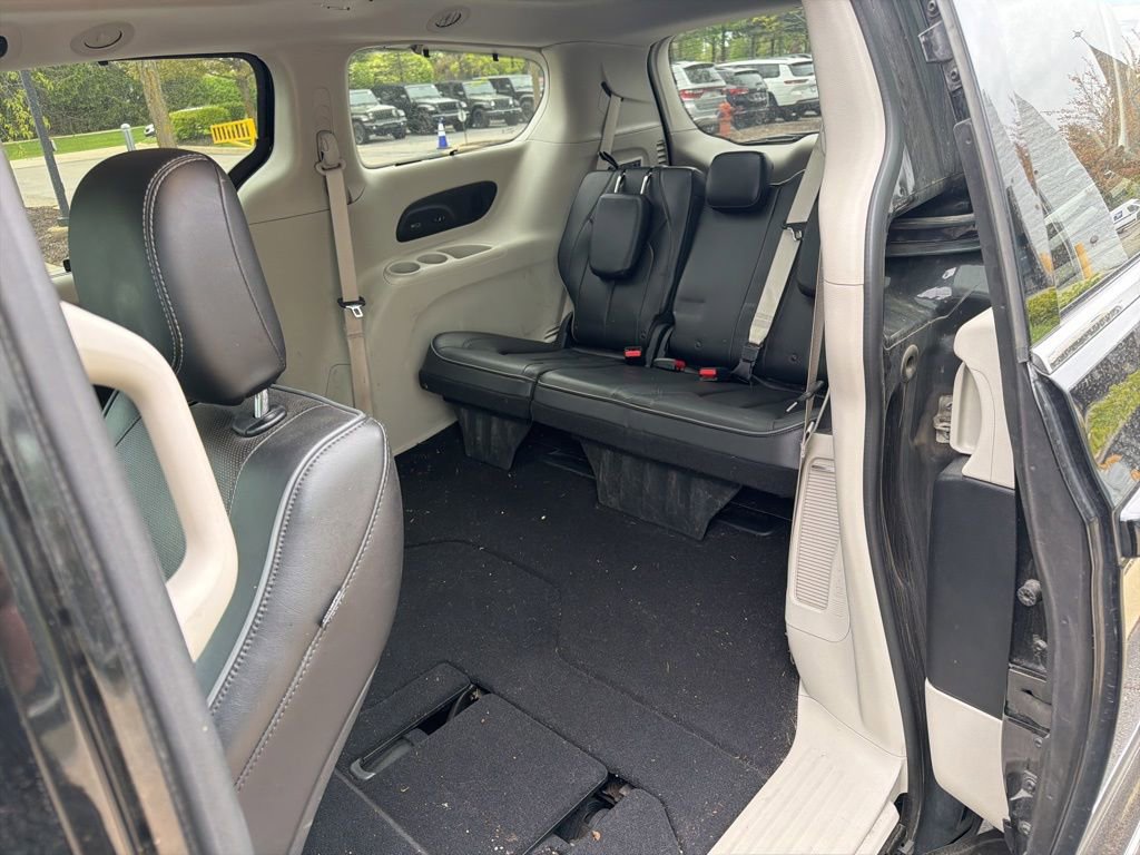 Used 2017 Chrysler Pacifica Limited w/ Advanced Safetytec Group FWD image 10