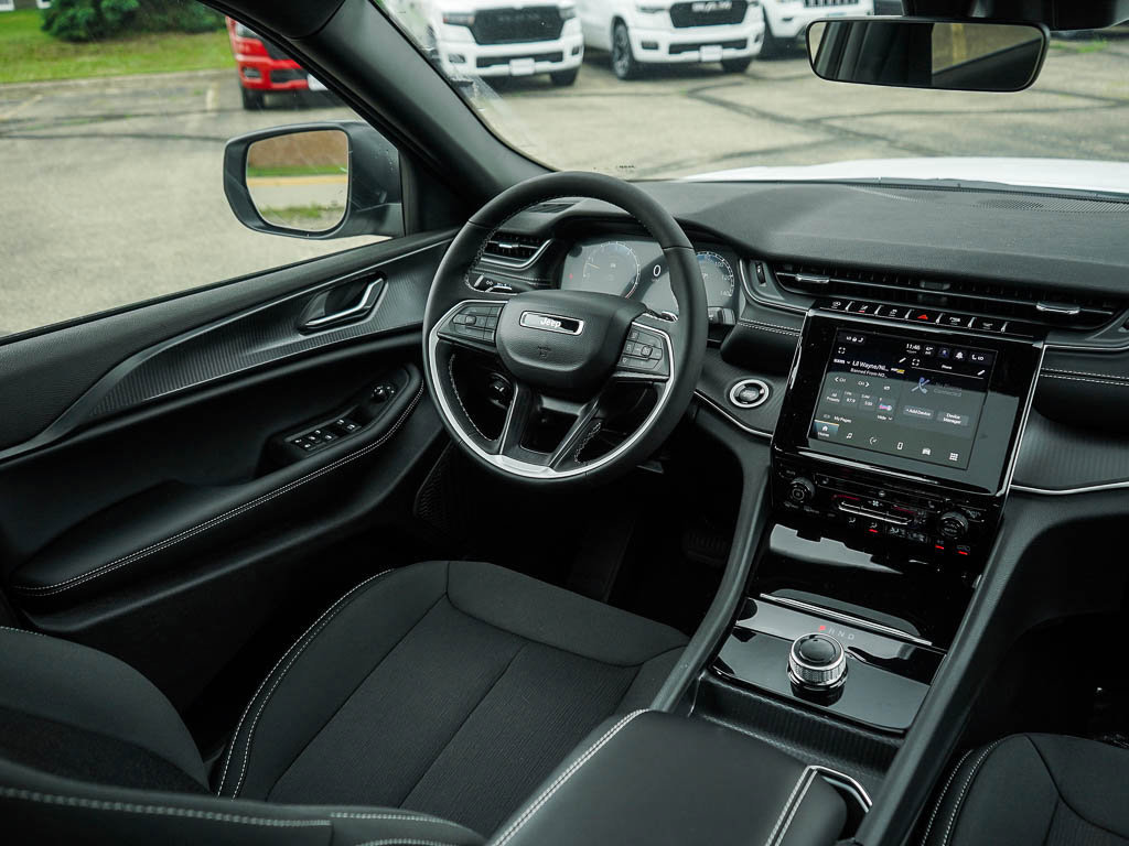 New 2025 Jeep Grand Cherokee L Laredo w/ Luxury Tech Group I image 15