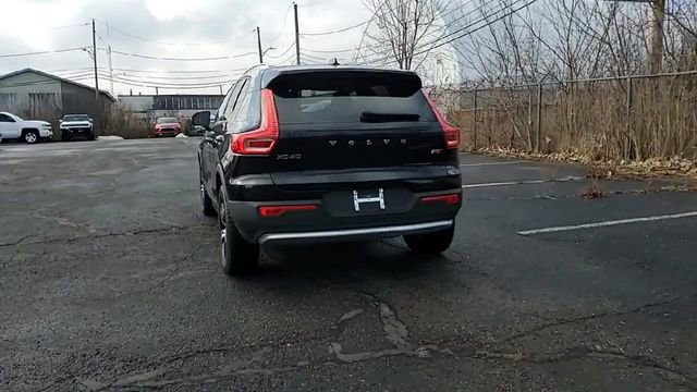 Used 2025 Volvo XC40 B5 Core image 9
