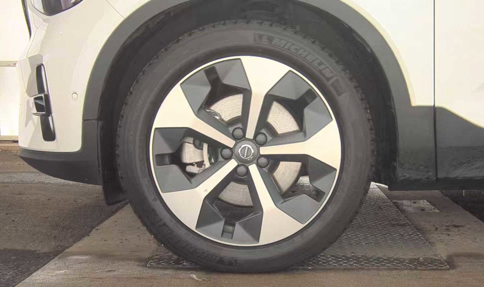 Used 2023 Volvo XC40 B4 Ultimate image 14