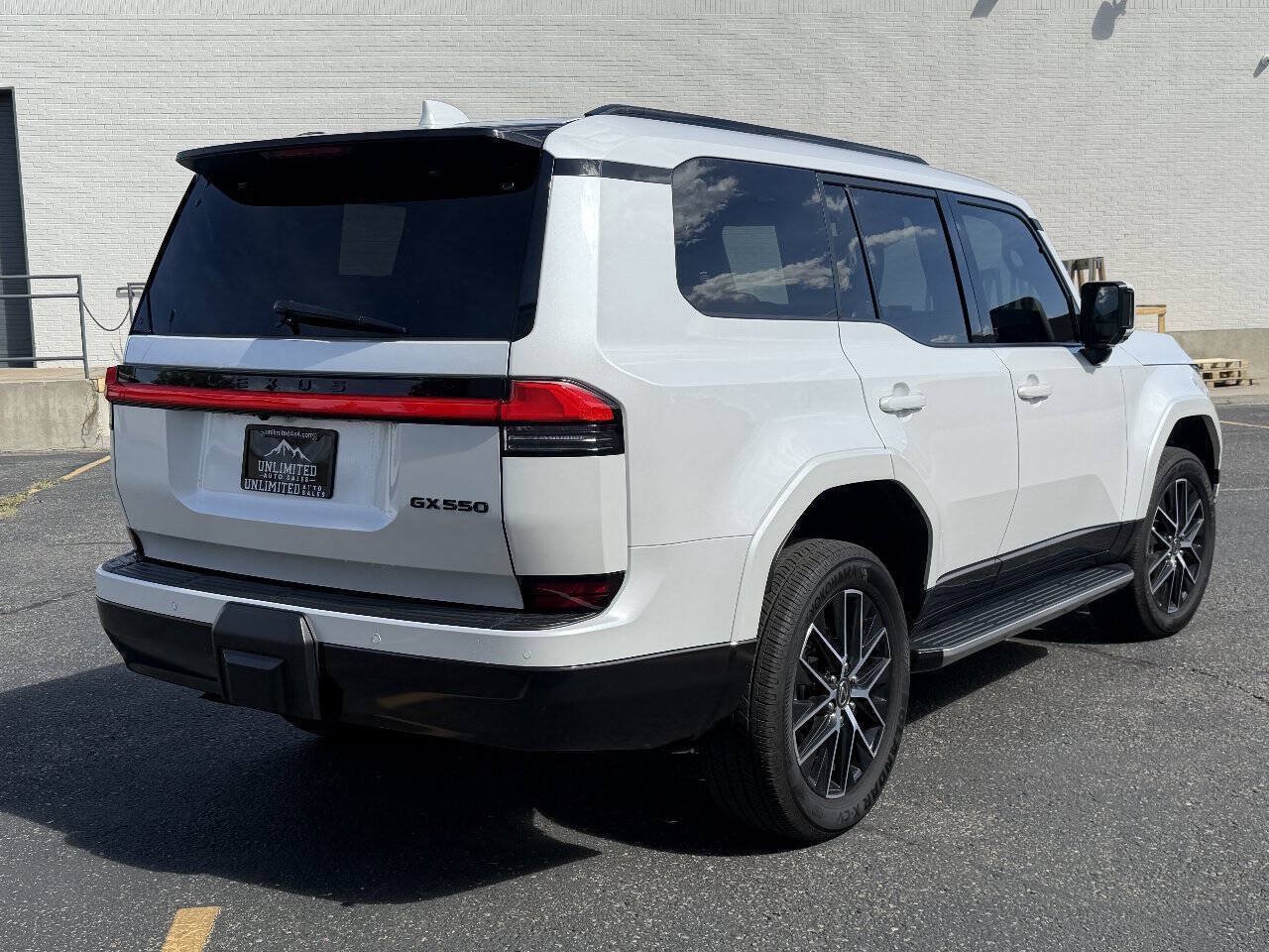 Used 2025 Lexus GX 550 w/ Accessory Package (2T) AWD/4WD image 8