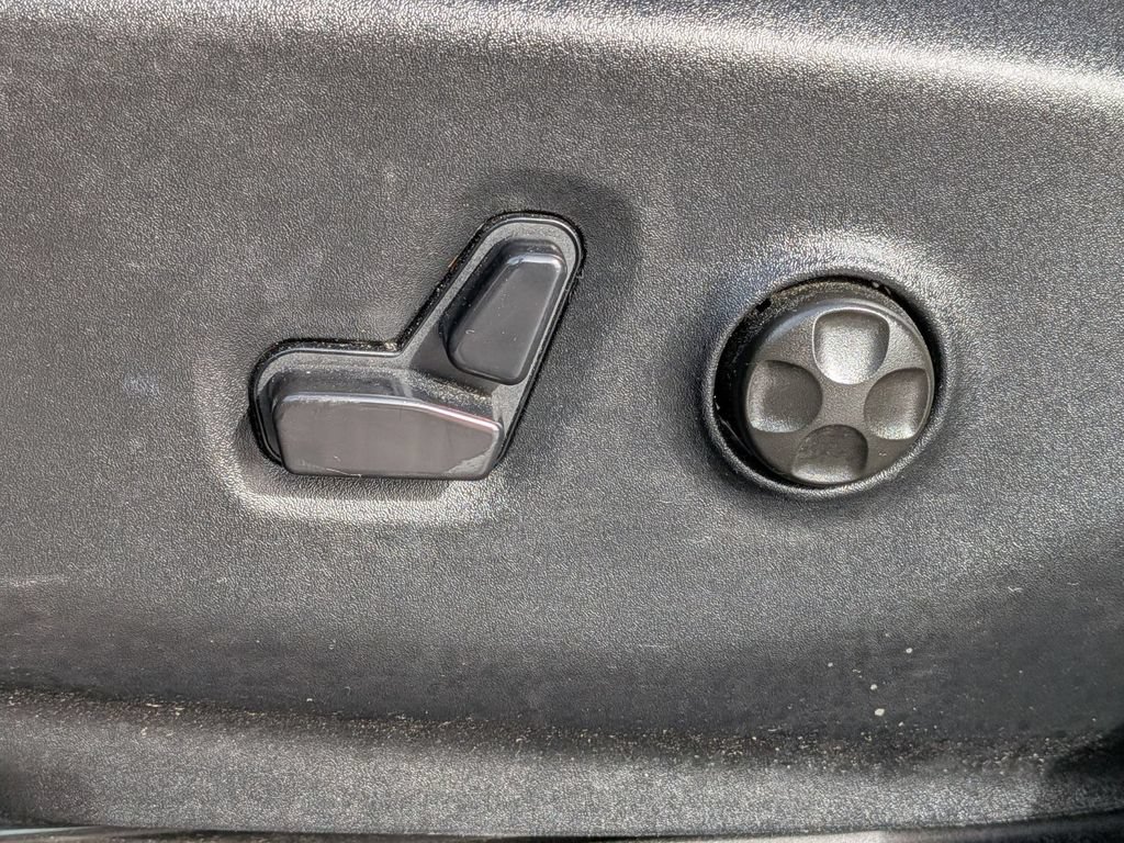 Used 2025 Chrysler Pacifica Select FWD image 18