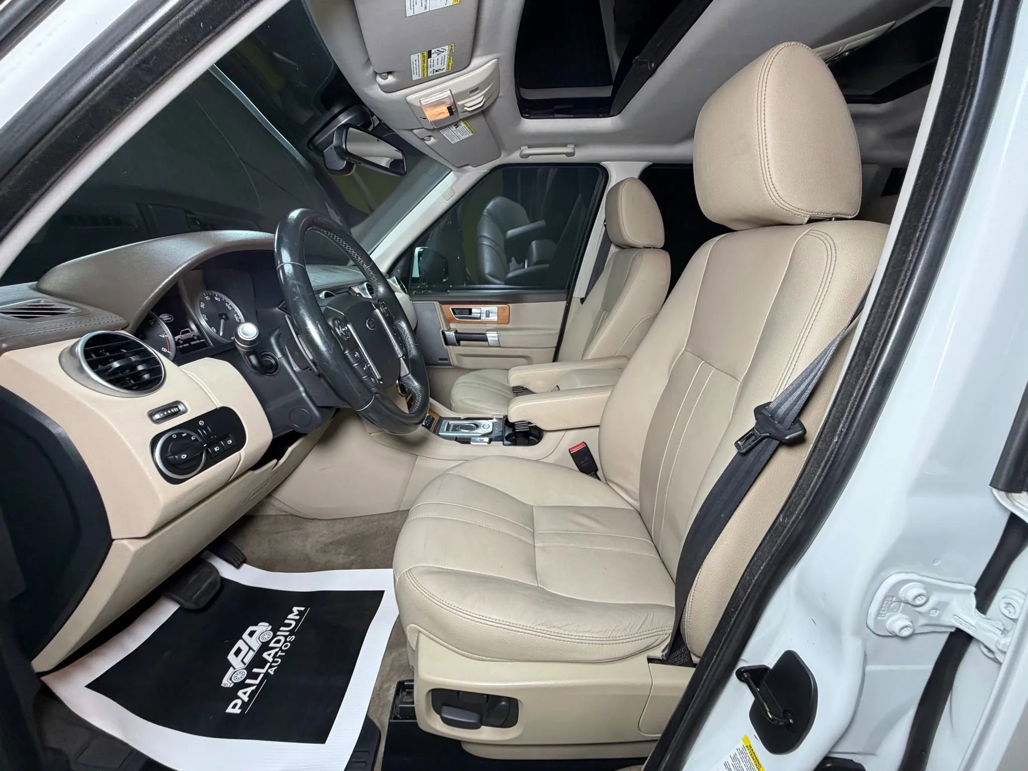 Used 2015 Land Rover LR4 HSE image 56