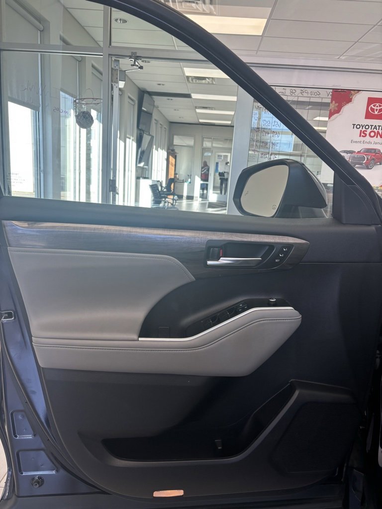 Certified 2021 Toyota Highlander Platinum image 10