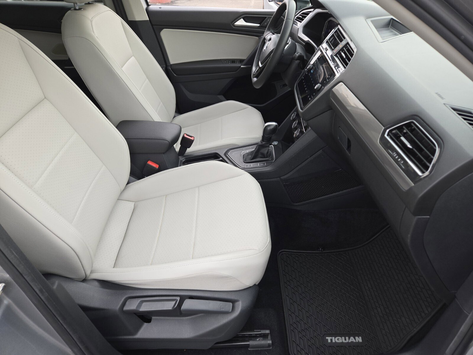 Used 2020 Volkswagen Tiguan SEL image 16