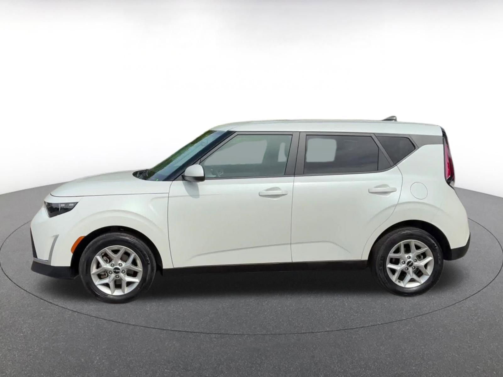 Used 2025 Kia Soul LX w/ LX Technology Package FWD image 9