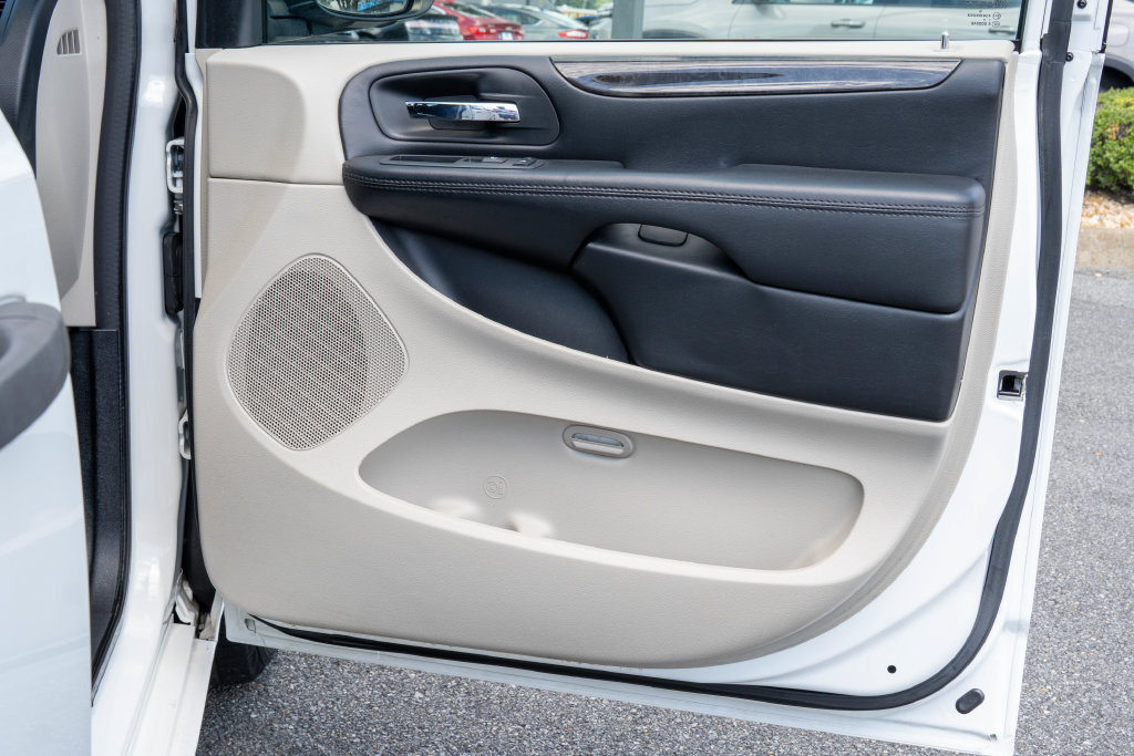 Used 2019 Dodge Grand Caravan SE w/ UConnect Hands-Free Group FWD image 11