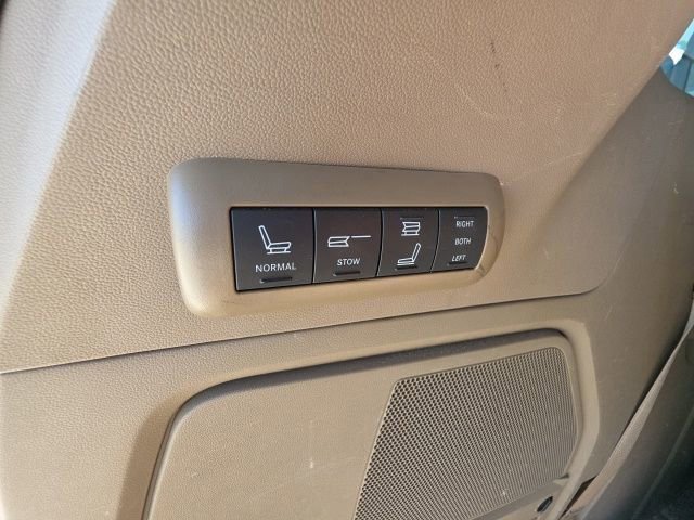 Used 2011 Chrysler Town & Country Limited image 29