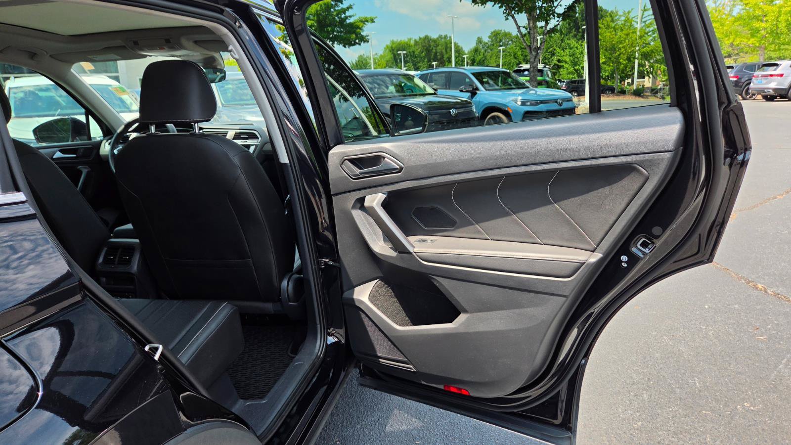 Certified 2023 Volkswagen Tiguan SE w/ Panoramic Sunroof Package FWD image 54