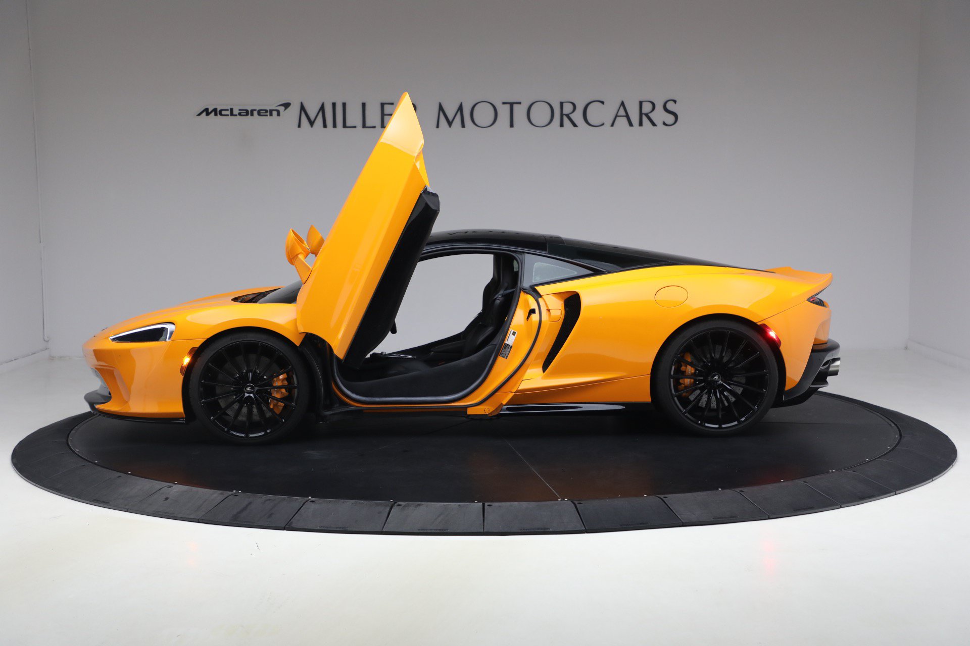 Used 2023 McLaren GT RWD image 27