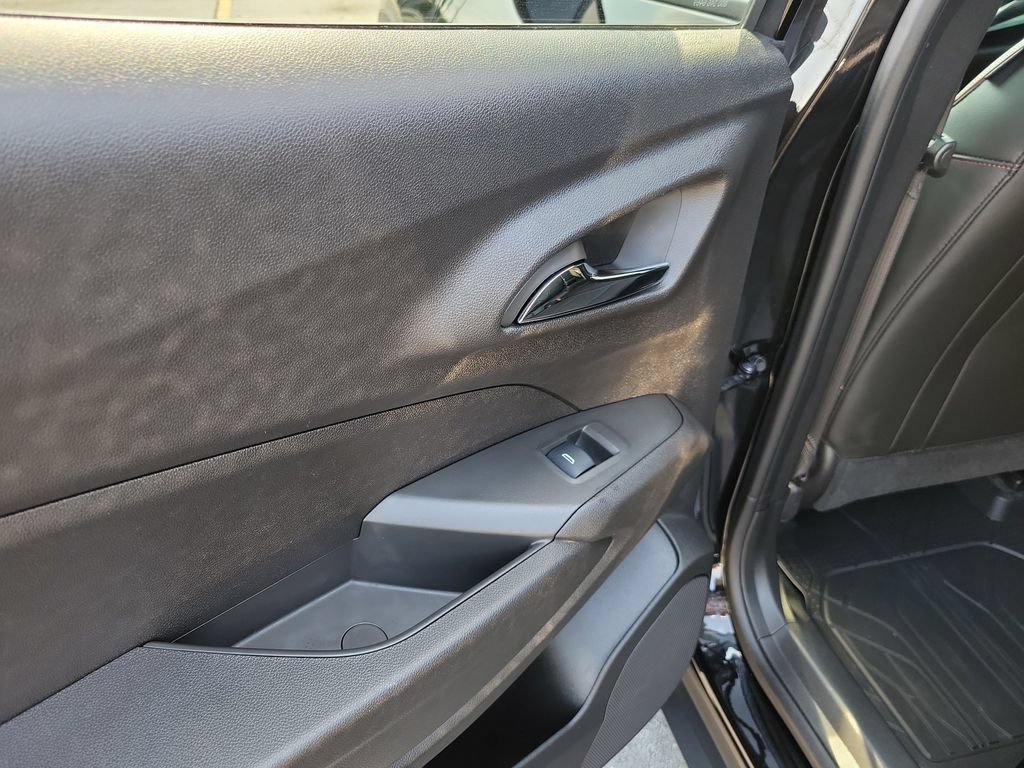 Used 2025 Chevrolet Trax RS w/ Sunroof Package FWD image 19