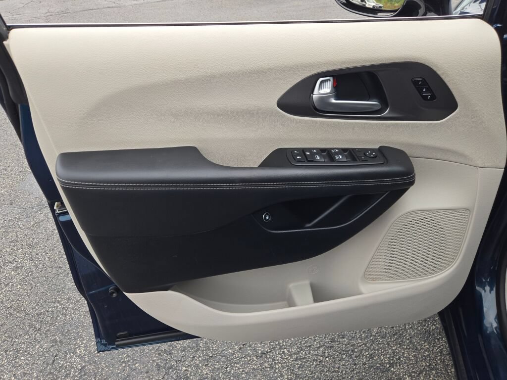 Certified 2024 Chrysler Pacifica Limited FWD image 27