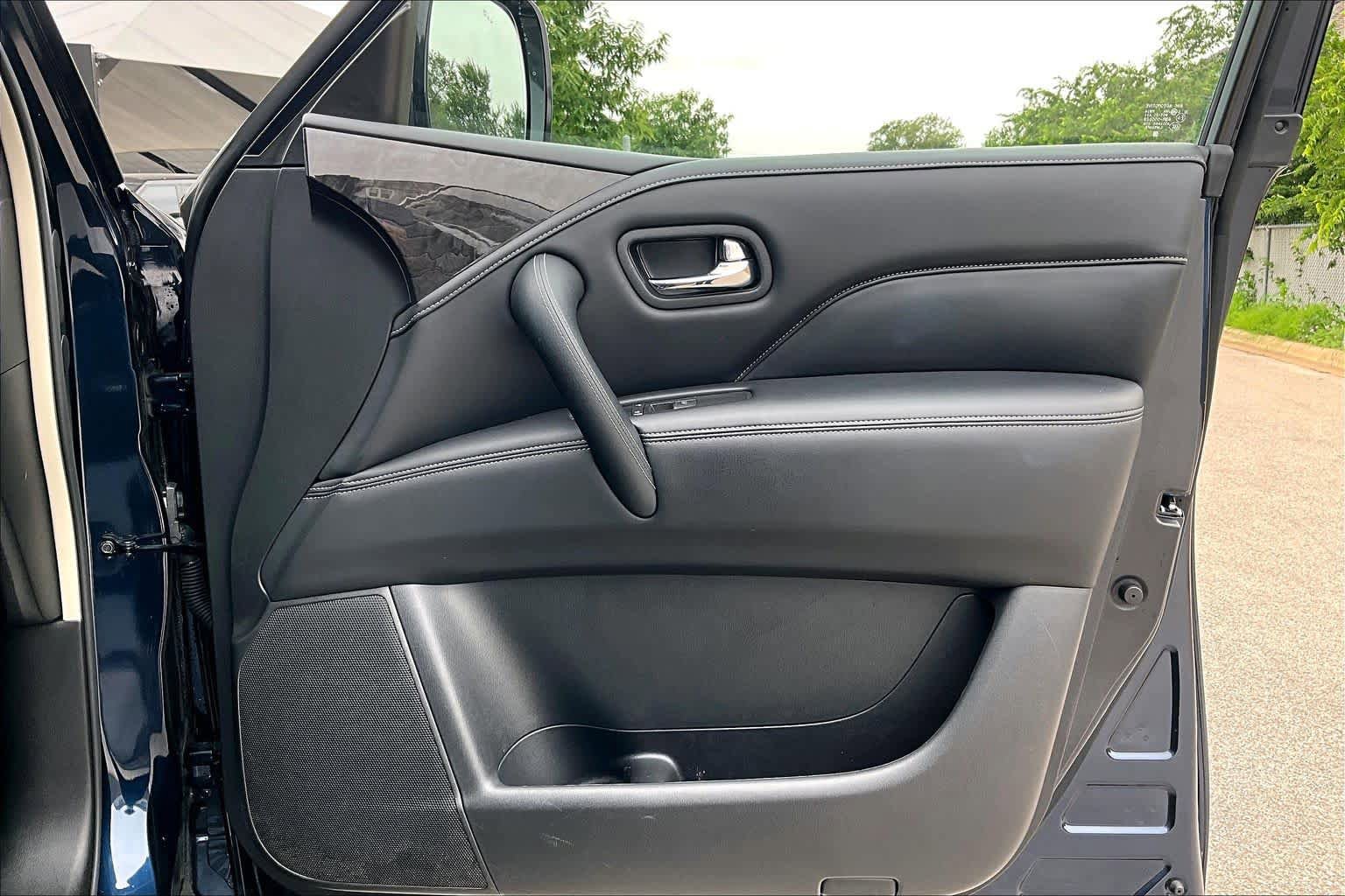 Used 2023 INFINITI QX80 Luxe w/ All-Season Package AWD/4WD image 23