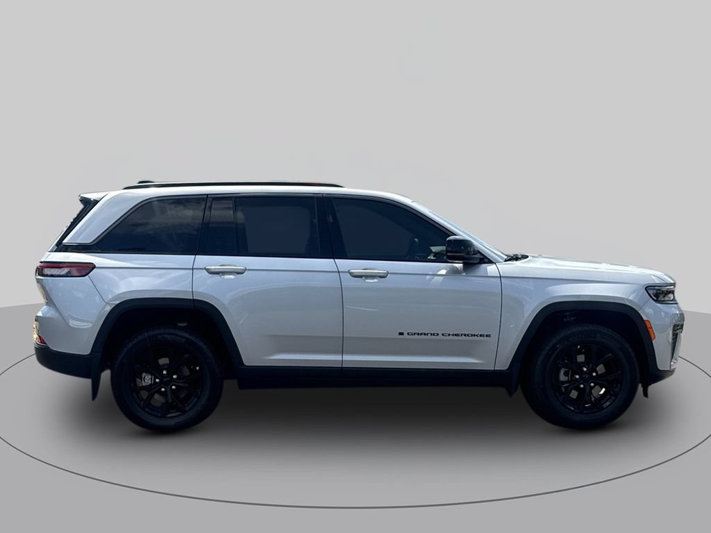 New 2026 Jeep Grand Cherokee Altitude RWD image 2