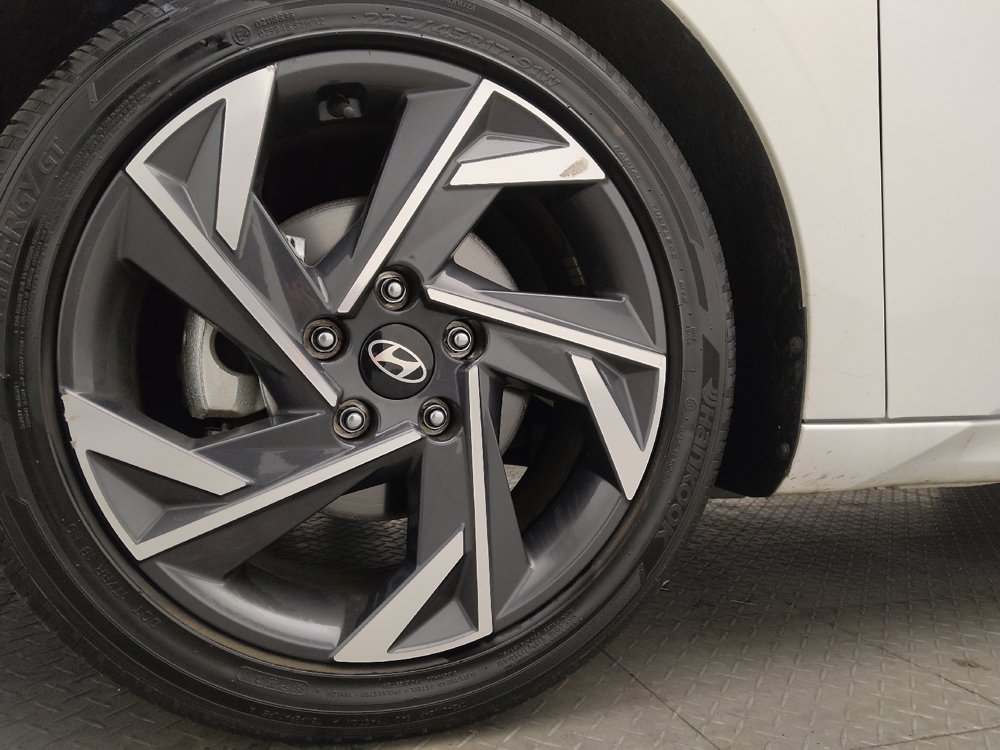 Used 2025 Hyundai Elantra SEL FWD image 31