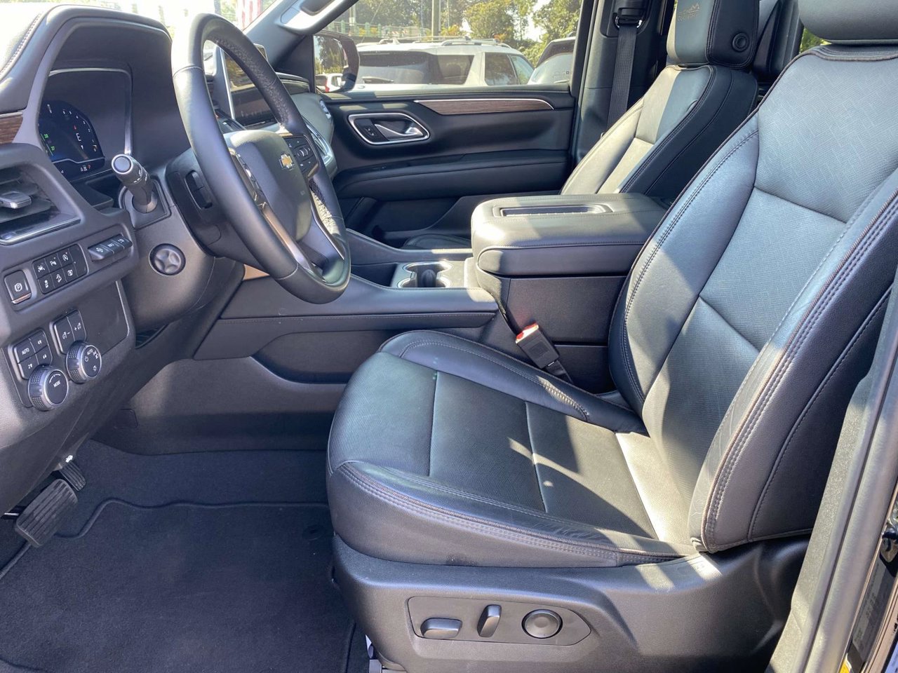 Used 2024 Chevrolet Suburban High Country w/ Premium Package 2 AWD/4WD image 29