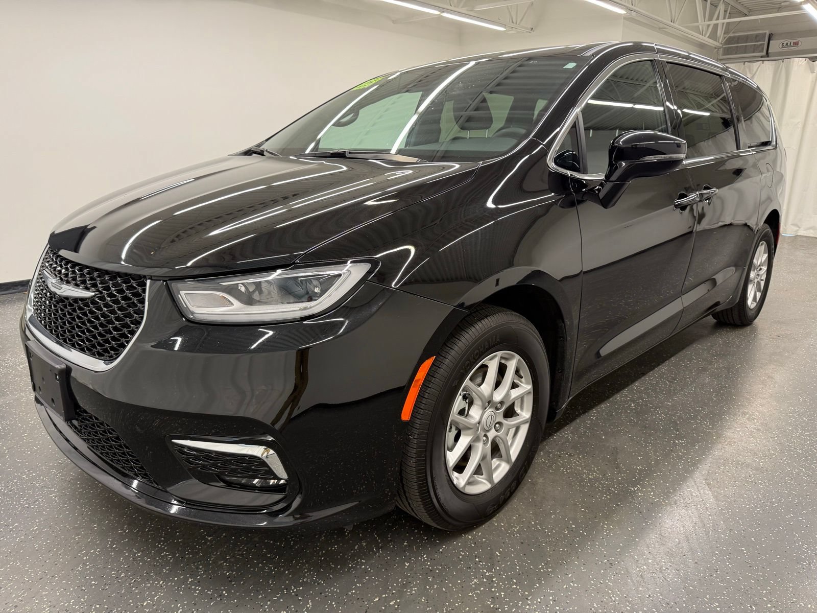 Used 2025 Chrysler Pacifica Select FWD image 4